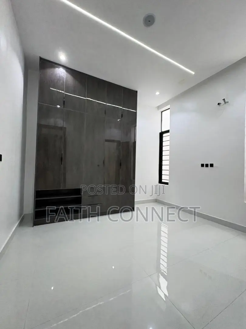 5bdrm Duplex in Chevron for sale in Chevron