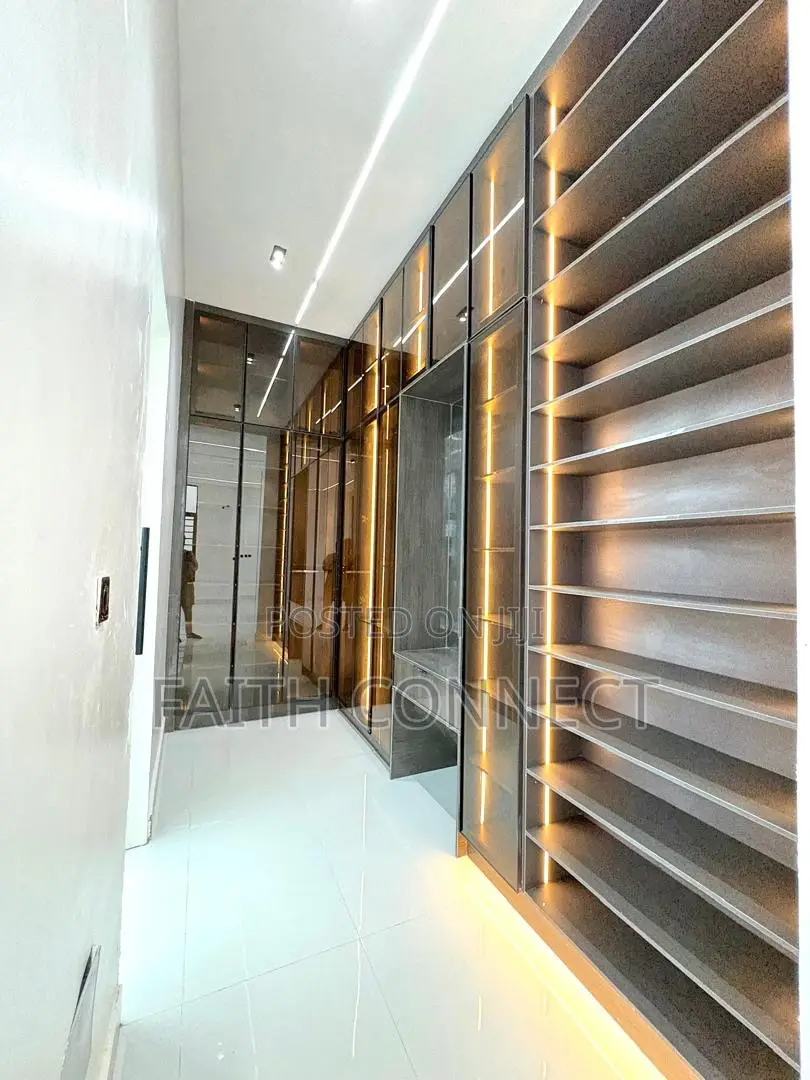 5bdrm Duplex in Chevron for sale in Chevron