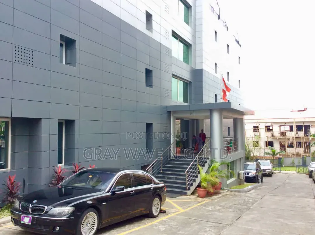 3 Star Hotel and Suites in Zone 4 / Wuse