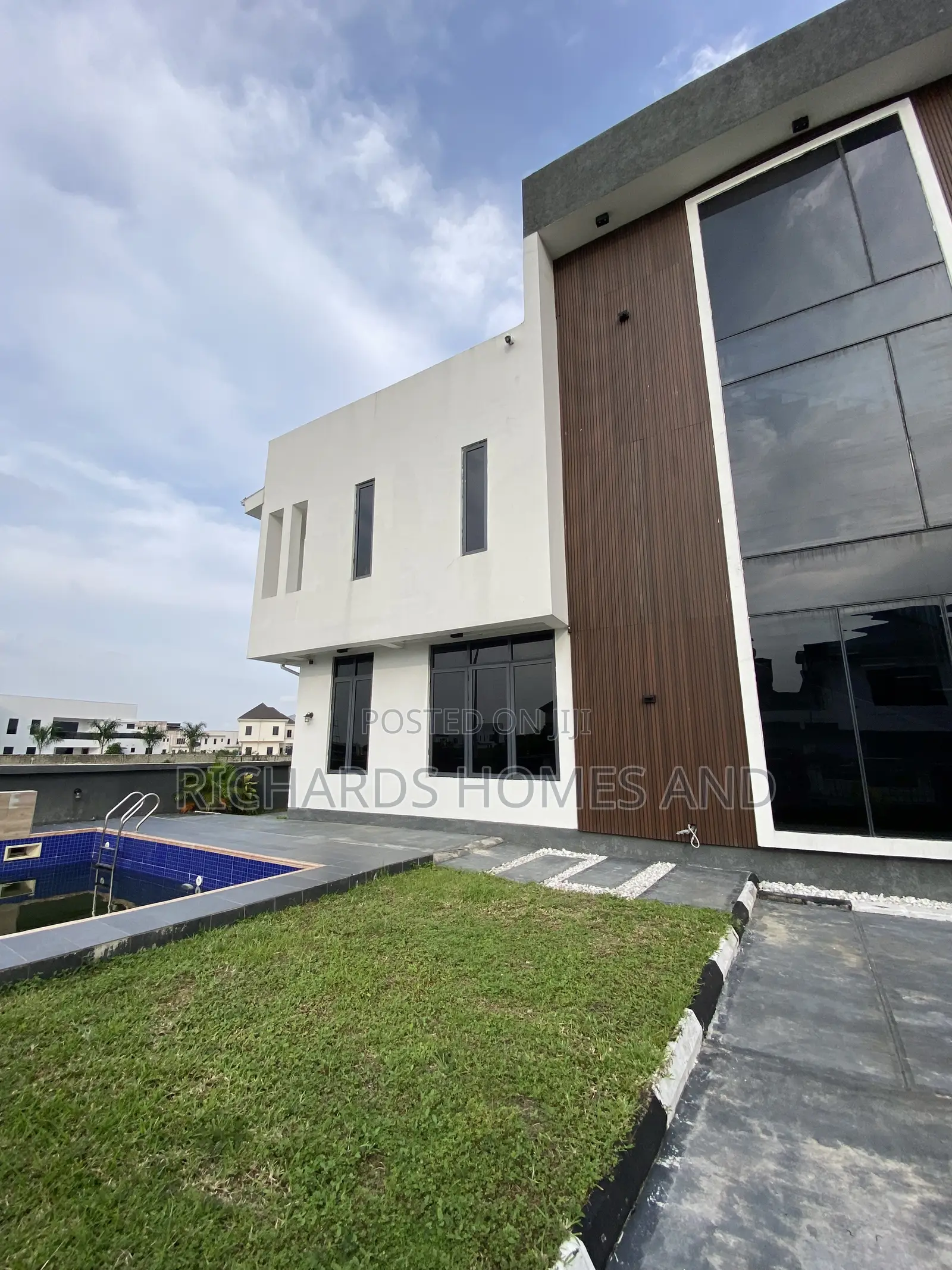 5bdrm Duplex in Off Lekki-Epe Expressway for sale in Off Lekki-Epe Expressway
