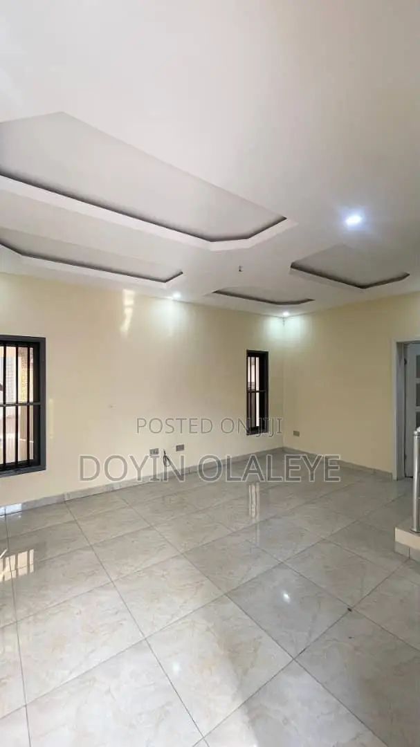 4bdrm Duplex in Chevron for sale in Chevron