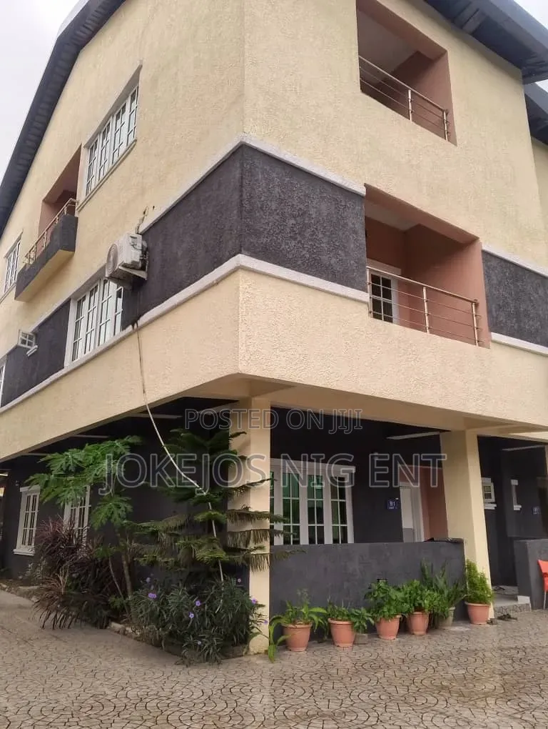 5bdrm Maisonette in Chevron Drive for sale in Chevron