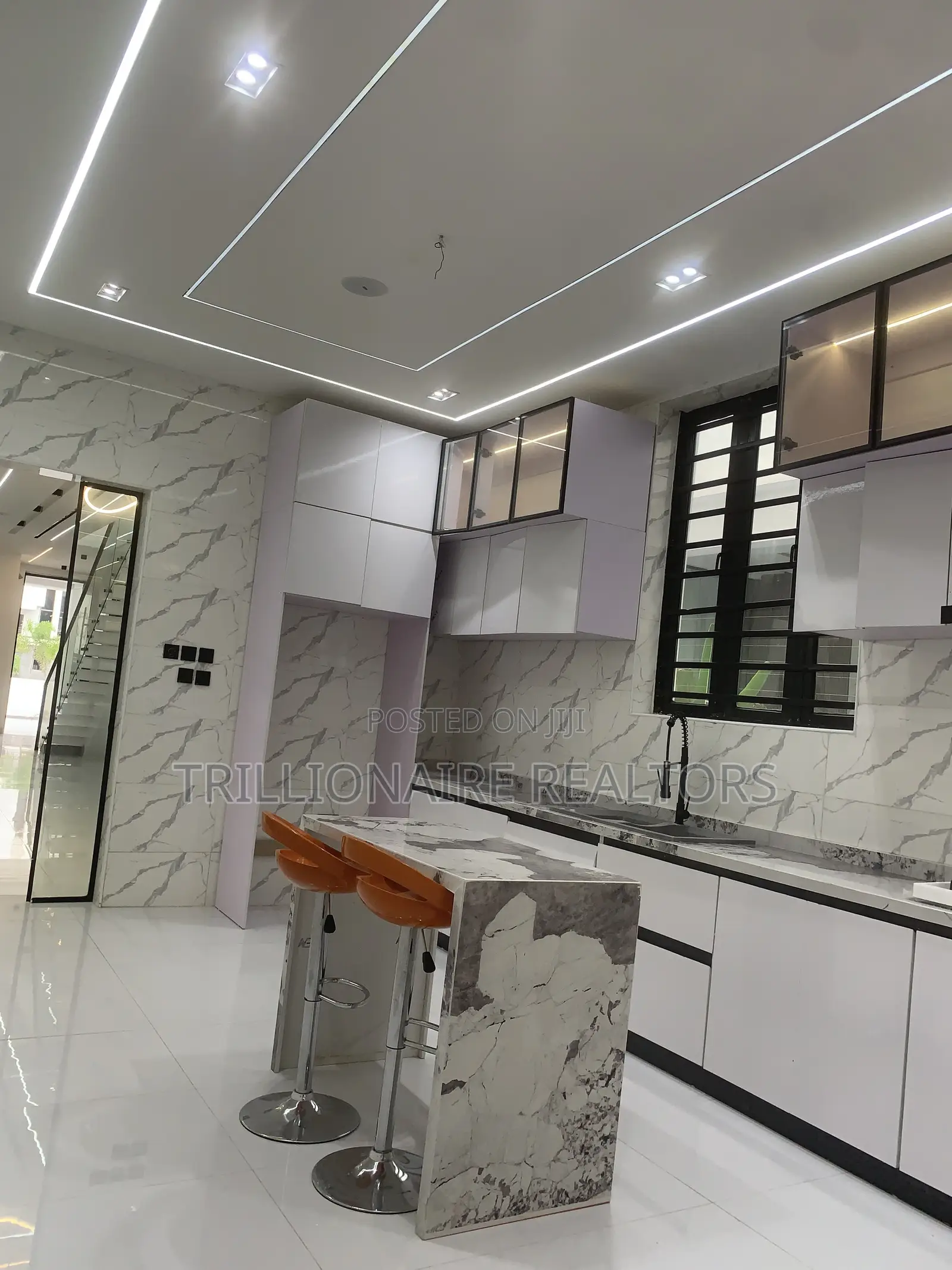 5bdrm Duplex in Oral Estate, Chevron for sale in Chevron