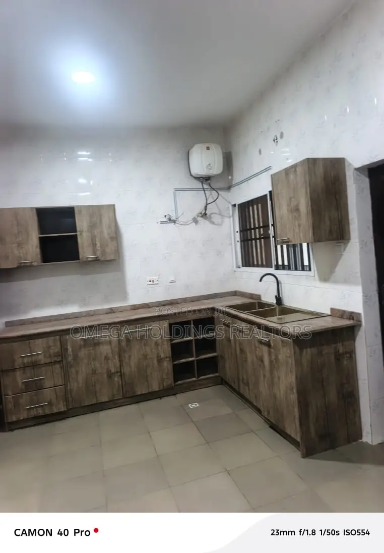 3bdrm Block of Flats in Akala Estate, Akobo for rent in Akobo