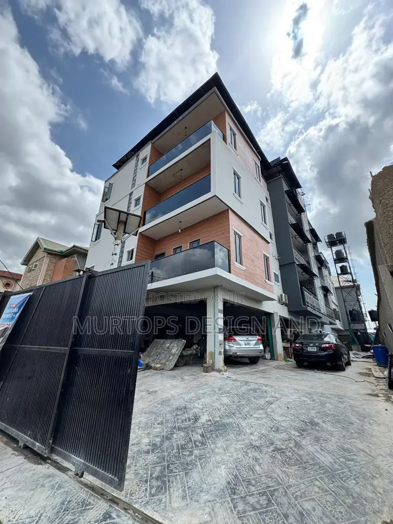 3bdrm Apartment in Fola Agoro for sale in Fola Agoro