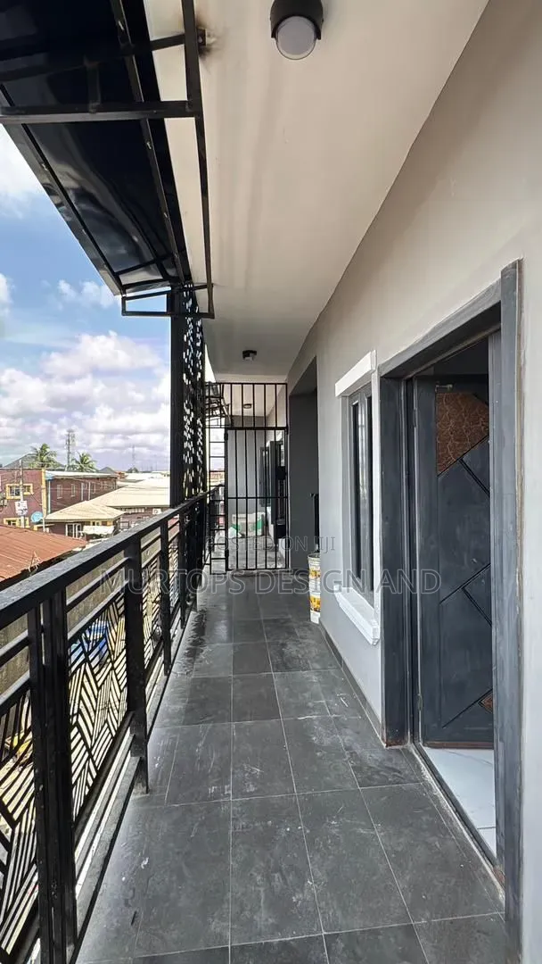 3bdrm Apartment in Fola Agoro for sale in Fola Agoro