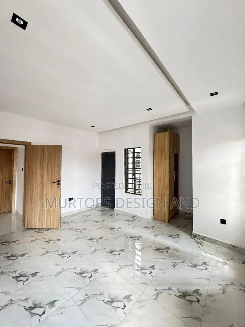 3bdrm Apartment in Fola Agoro for sale in Fola Agoro