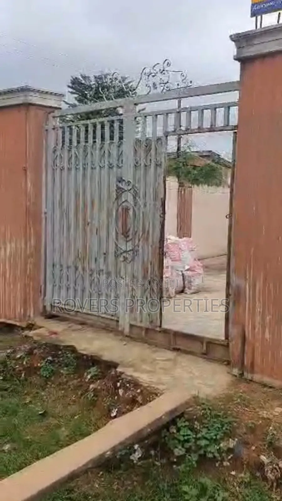 Furnished 11bdrm House in Orilowo for sale in Orilowo