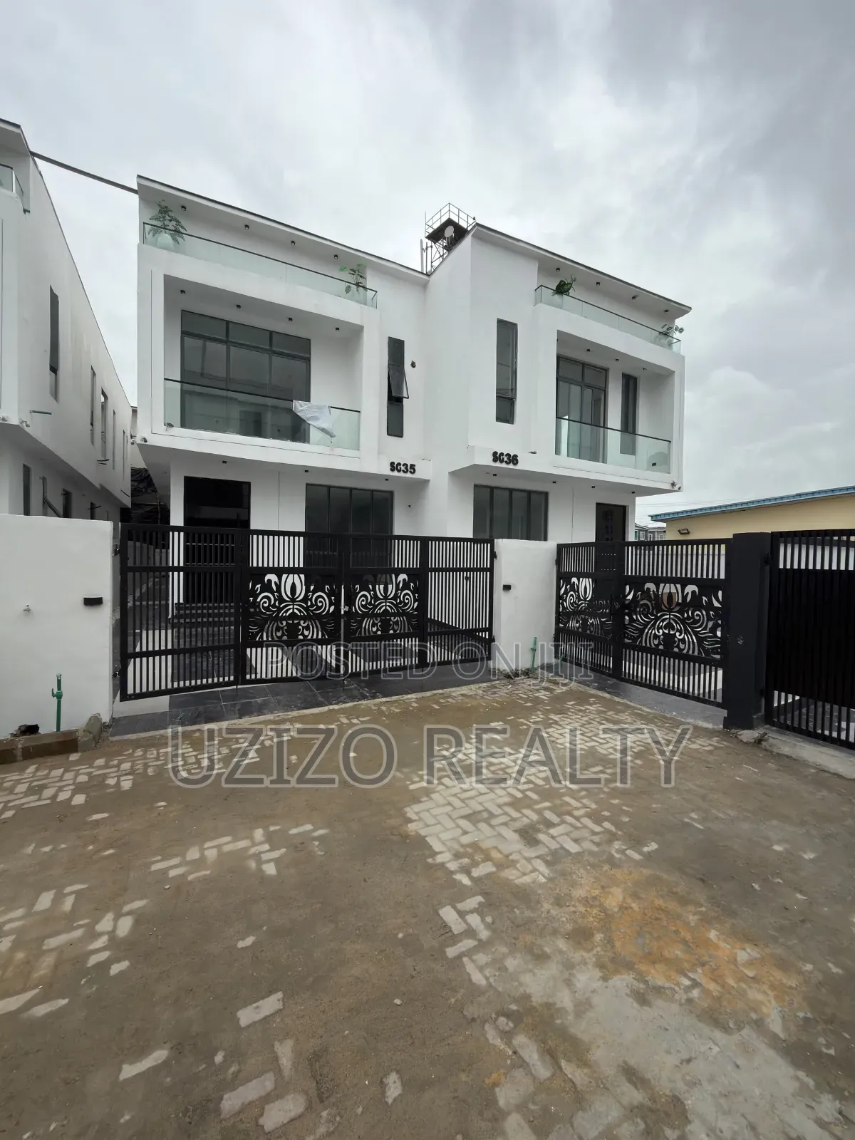 4bdrm Duplex in Chevron for sale in Chevron