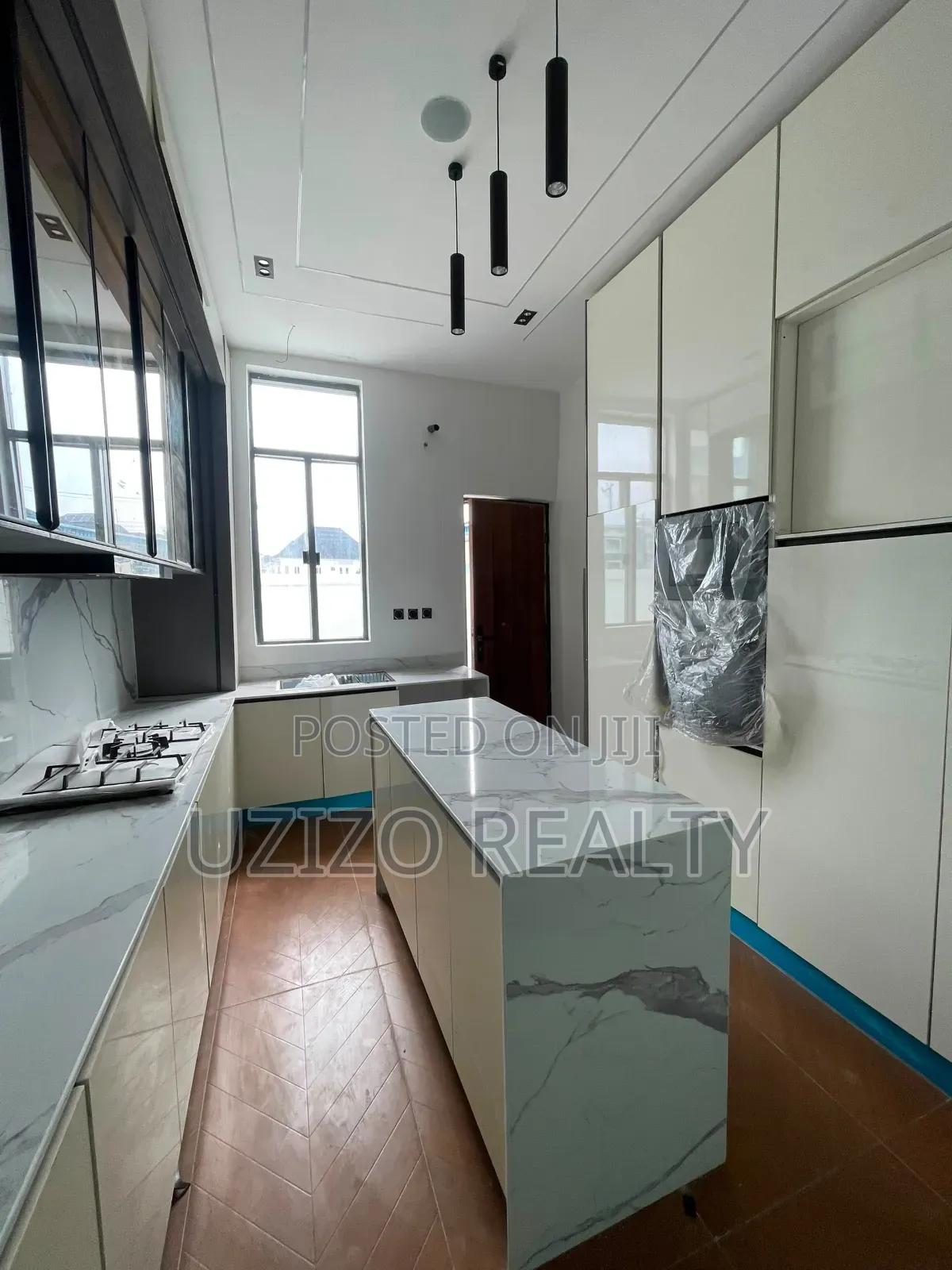 4bdrm Duplex in Chevron for sale in Chevron