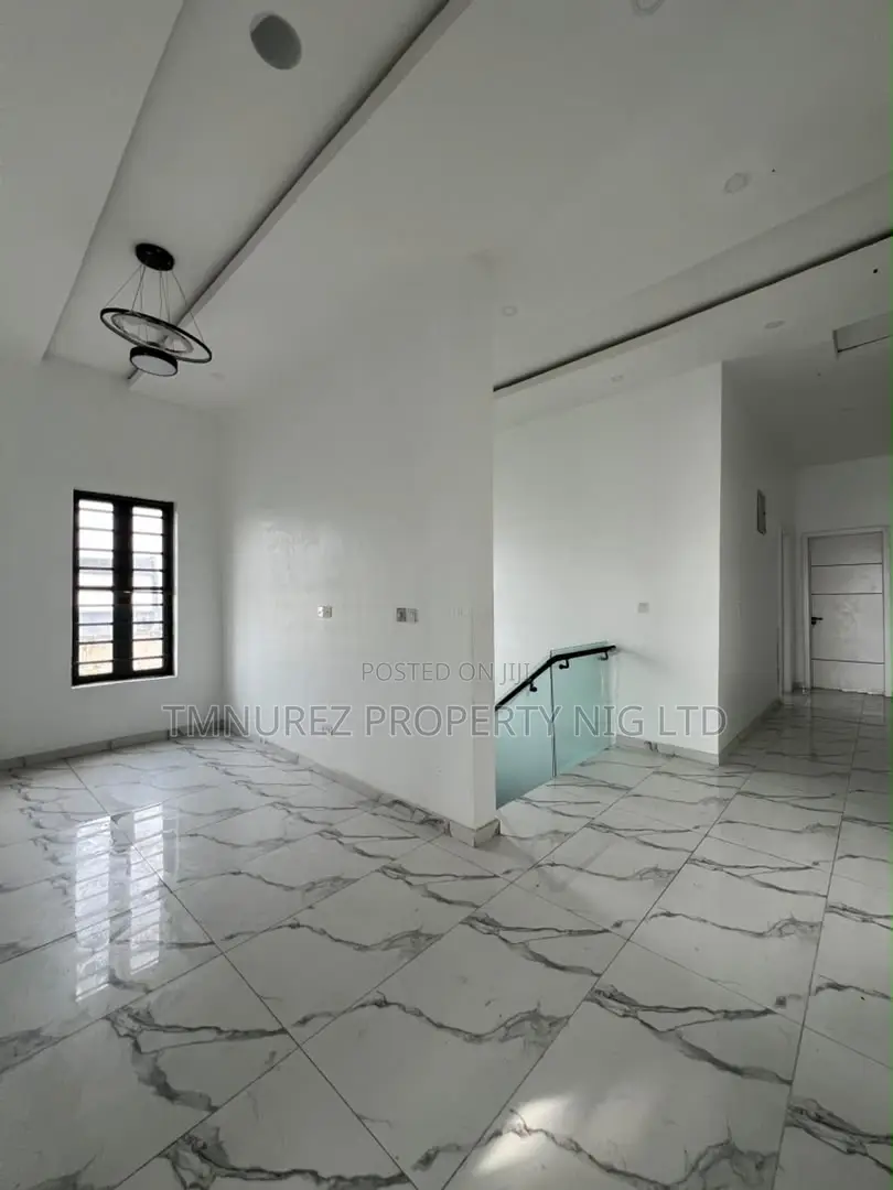 4bdrm Duplex in Chevron for rent in Chevron