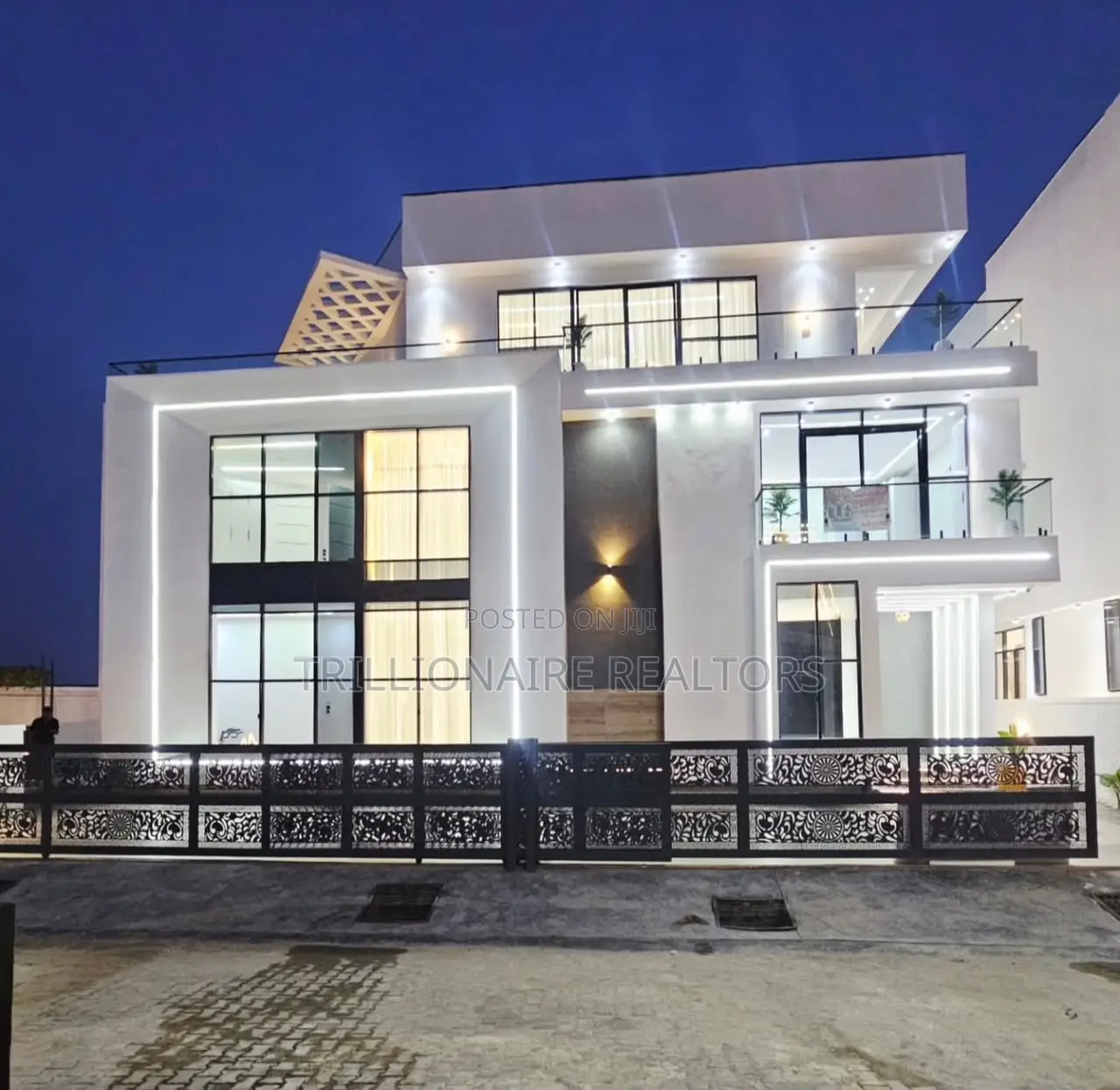 5bdrm Duplex in Chevron for sale in Chevron