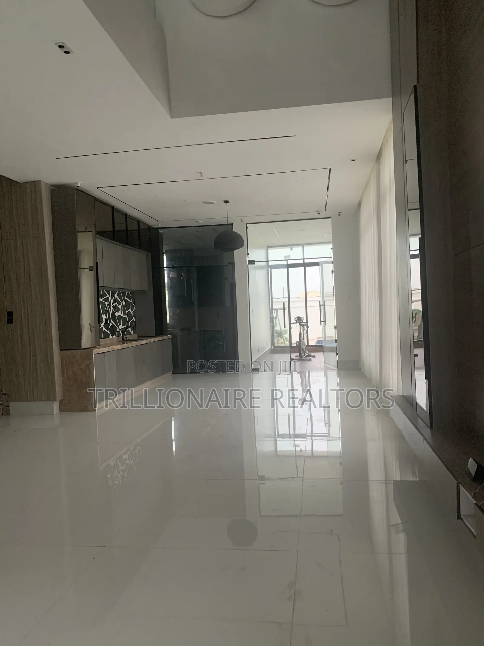 5bdrm Duplex in Chevron for sale in Chevron