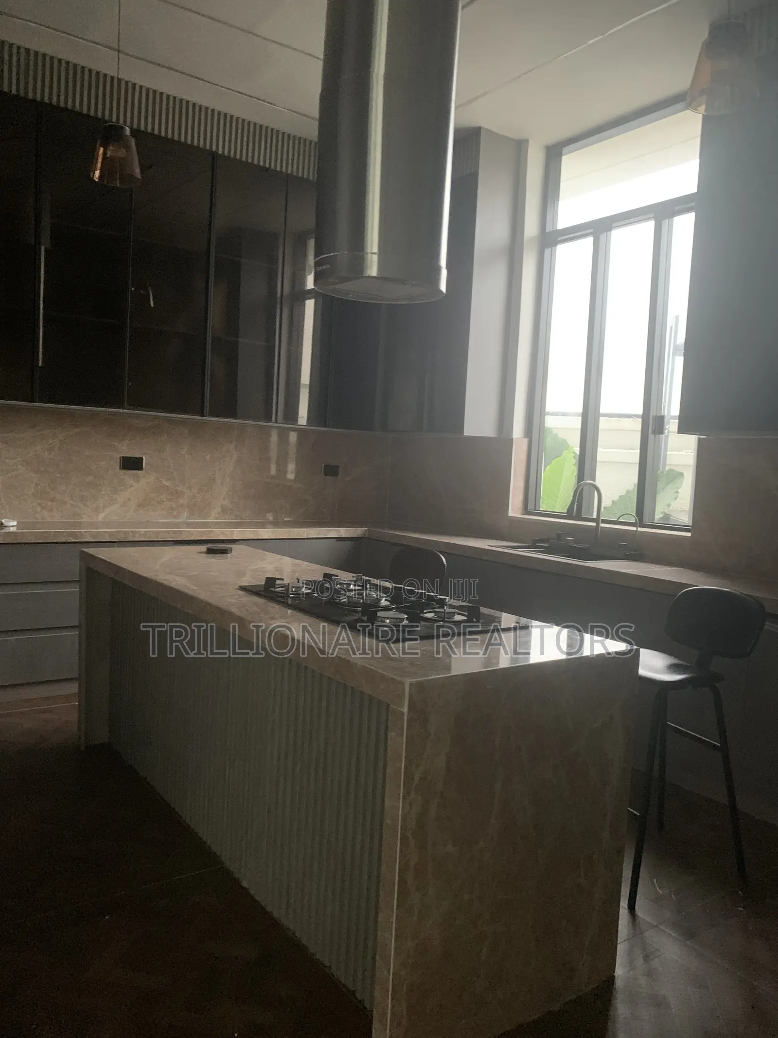 5bdrm Duplex in Chevron for sale in Chevron
