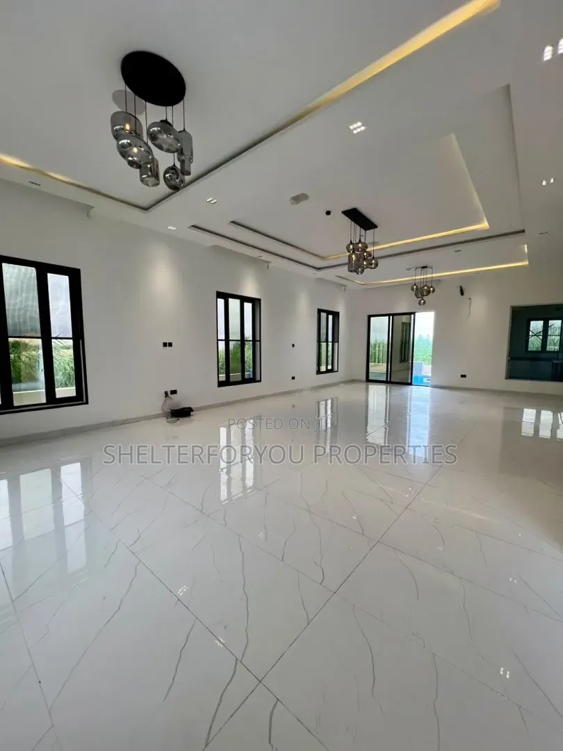6bdrm Duplex in Chevron for sale in Chevron