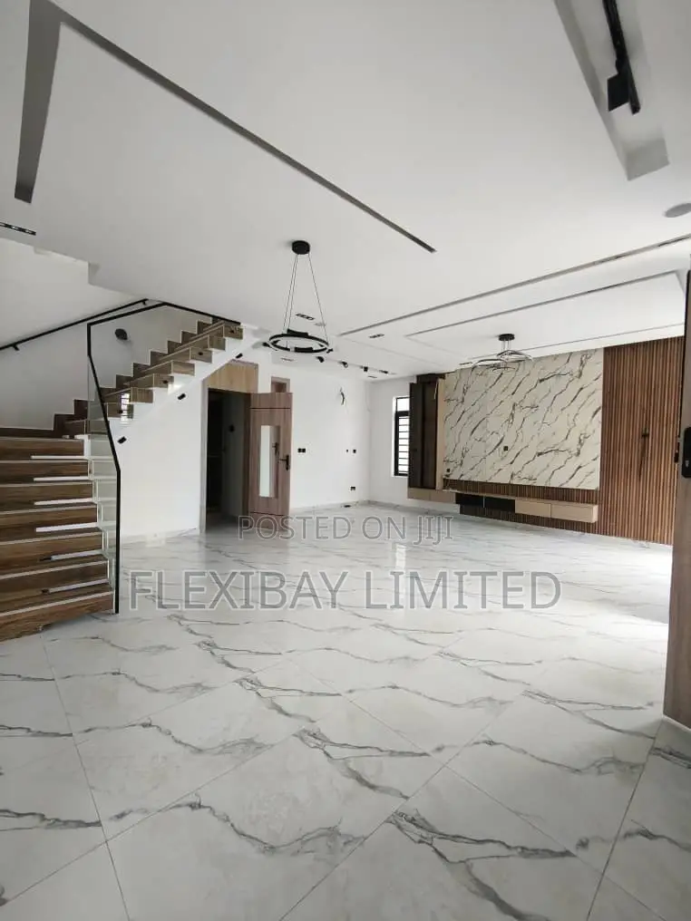 5bdrm Duplex in Chevron for rent in Chevron
