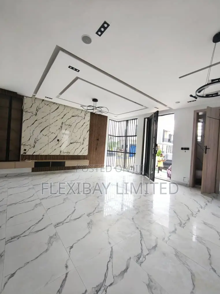 5bdrm Duplex in Chevron for rent in Chevron