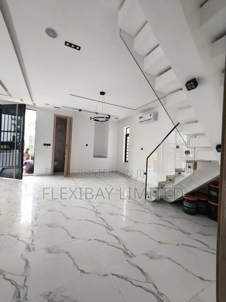 5bdrm Duplex in Chevron for rent in Chevron