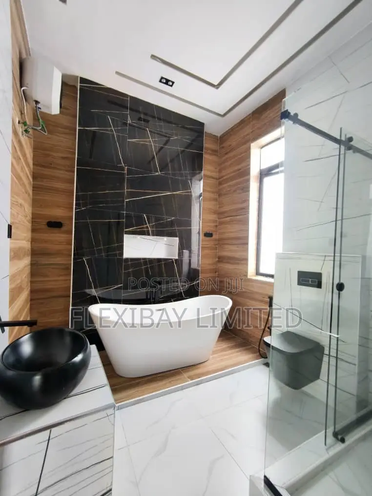 5bdrm Duplex in Chevron for rent in Chevron