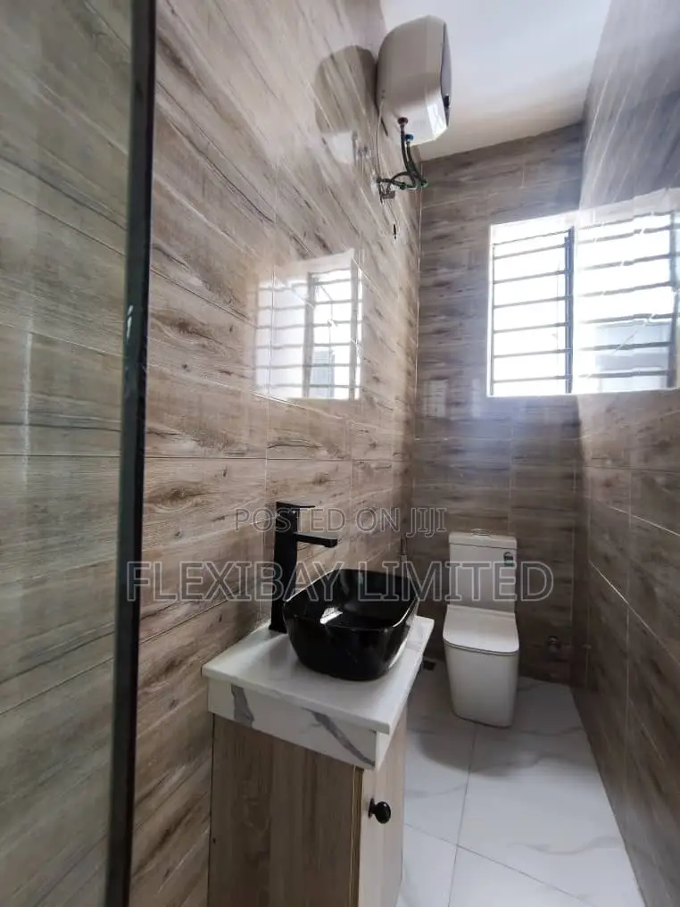 5bdrm Duplex in Chevron for rent in Chevron