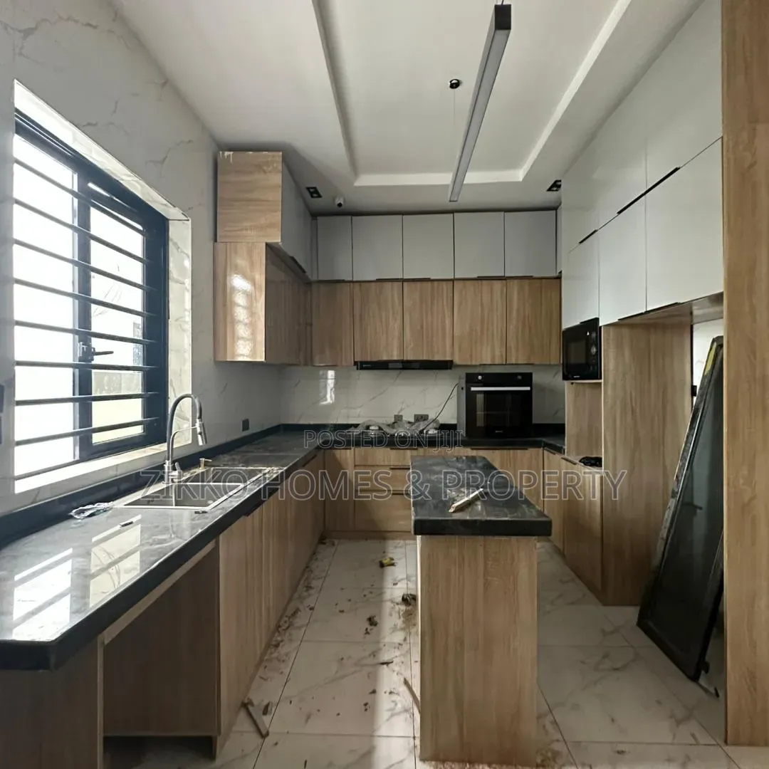 4bdrm Townhouse/Terrace in Oorchid Road, Chevron for sale in Chevron