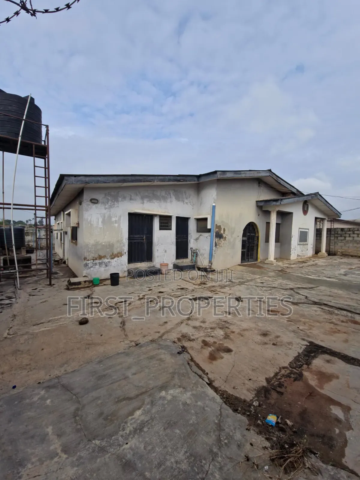 6bdrm Bungalow in Owode Housing Estate, Ibadan for sale in Ibadan