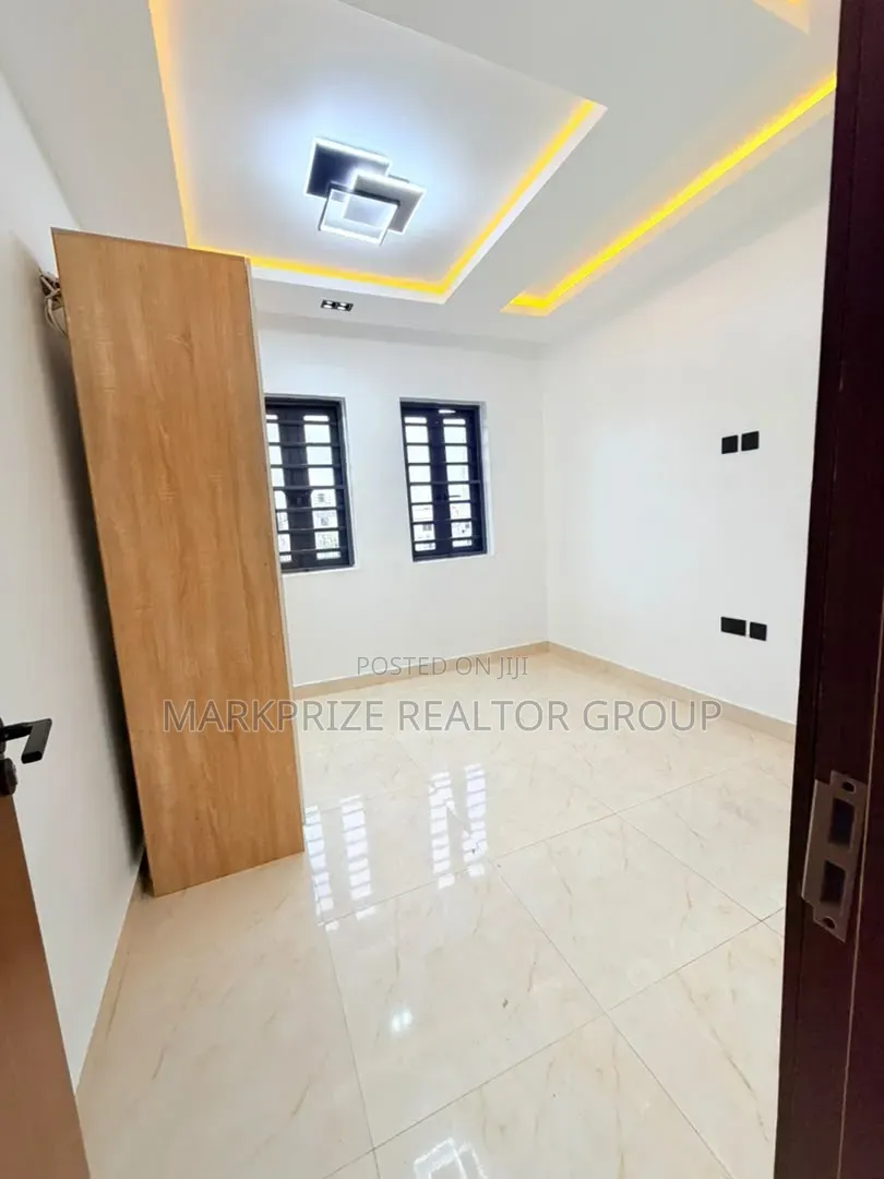 4bdrm Duplex in Surulere Lagos for sale in Aguda / Surulere