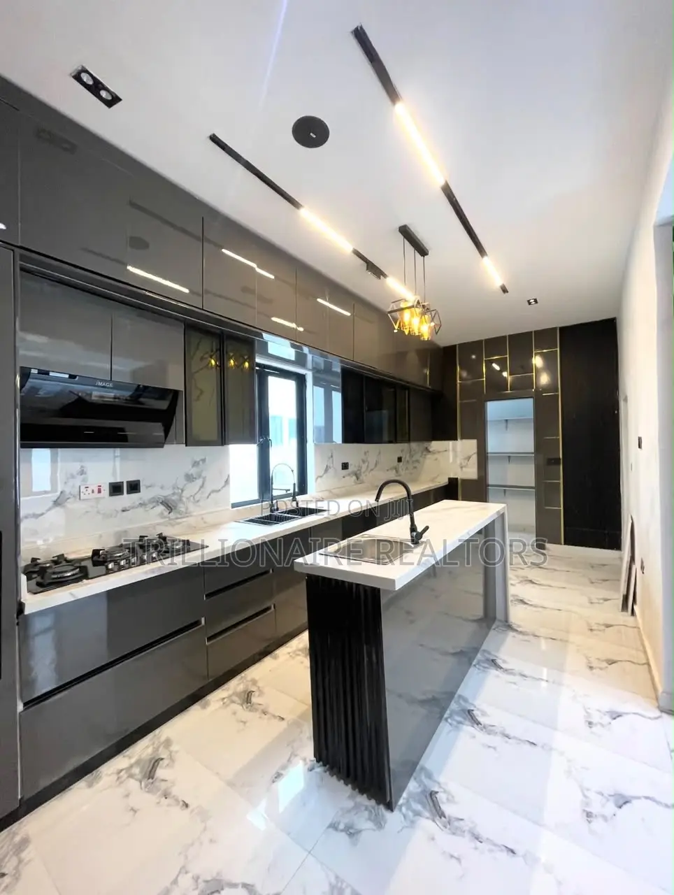 5bdrm Duplex in Ikota for sale in Ikota
