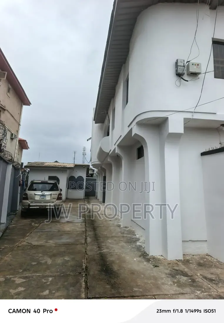 12bdrm Block of Flats in Abaranje for sale in Abaranje