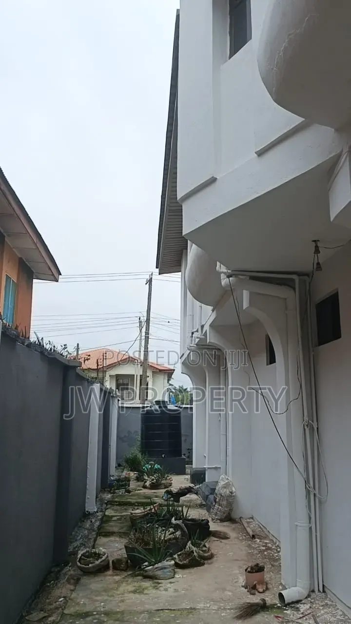12bdrm Block of Flats in Abaranje for sale in Abaranje