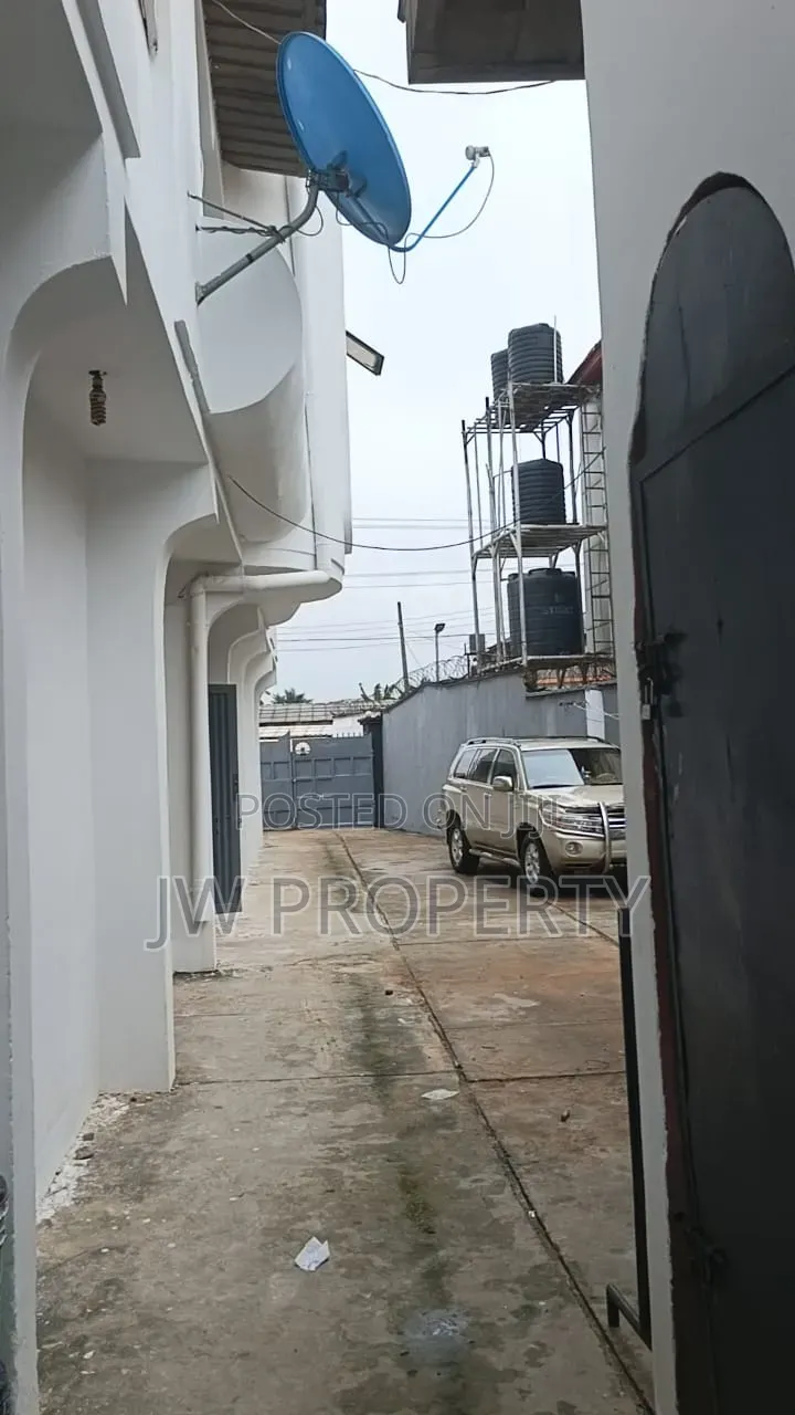 12bdrm Block of Flats in Abaranje for sale in Abaranje