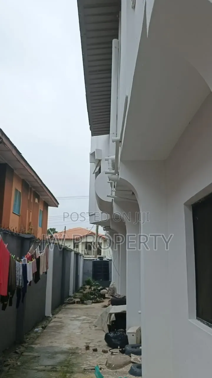 12bdrm Block of Flats in Abaranje for sale in Abaranje