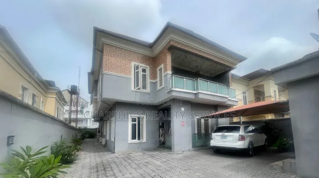 : 5 Bedrooms Detached House With 1 Room Bq at , Lekki Phase 1. in Lekki Phase 1