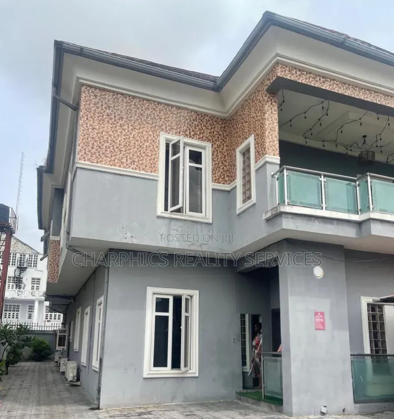: 5 Bedrooms Detached House With 1 Room Bq at , Lekki Phase 1. in Lekki Phase 1