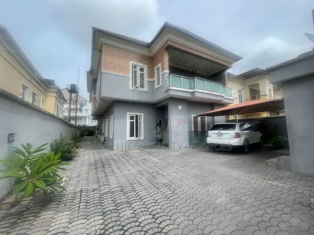 : 5 Bedrooms Detached House With 1 Room Bq at , Lekki Phase 1. in Lekki Phase 1