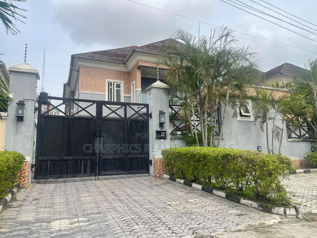 : 5 Bedrooms Detached House With 1 Room Bq at , Lekki Phase 1. in Lekki Phase 1