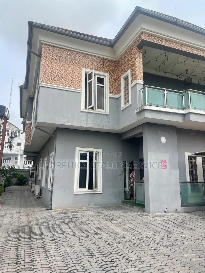 : 5 Bedrooms Detached House With 1 Room Bq at , Lekki Phase 1. in Lekki Phase 1