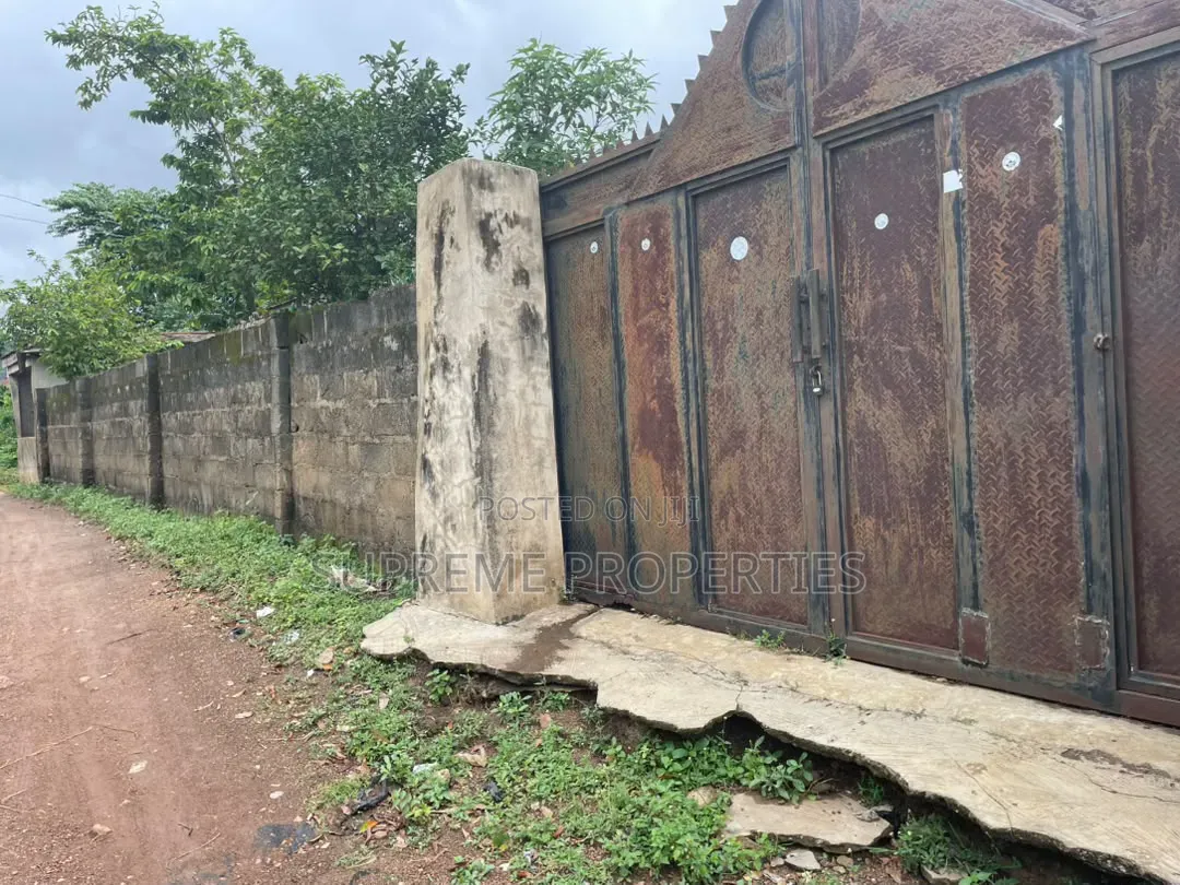 A Plot of Land at Kute Iwofun With a Demolishable 3 Bedrooms Bungalow in Ibadan
