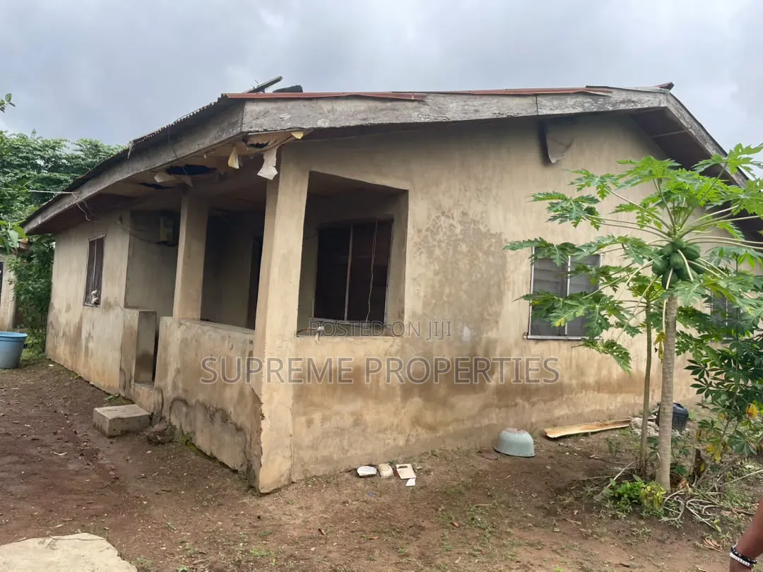 A Plot of Land at Kute Iwofun With a Demolishable 3 Bedrooms Bungalow in Ibadan