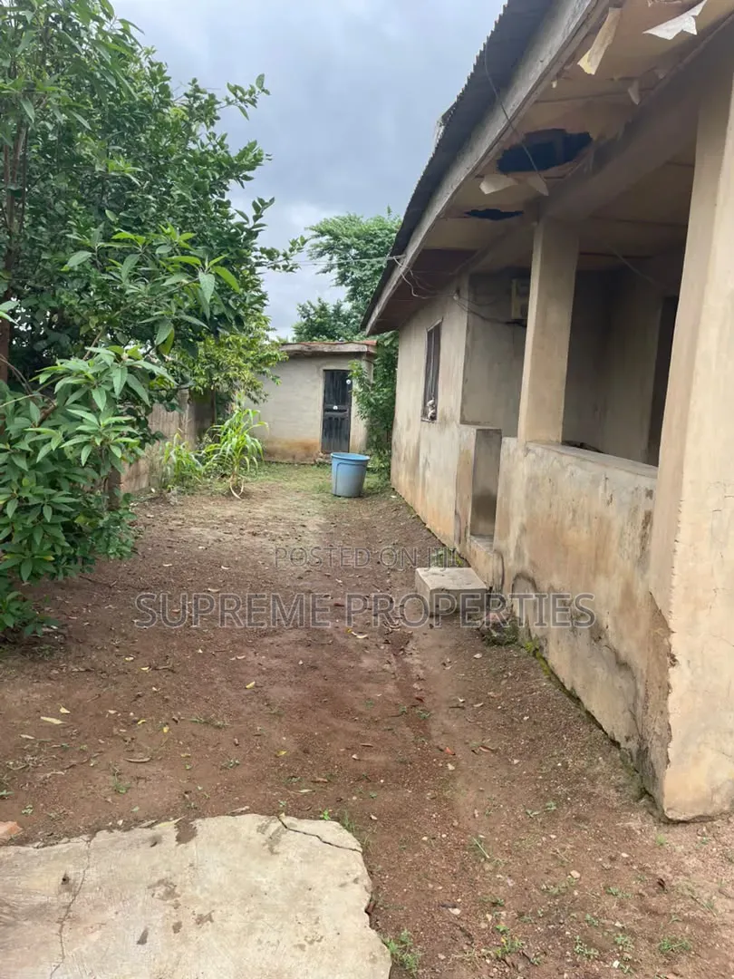 A Plot of Land at Kute Iwofun With a Demolishable 3 Bedrooms Bungalow in Ibadan