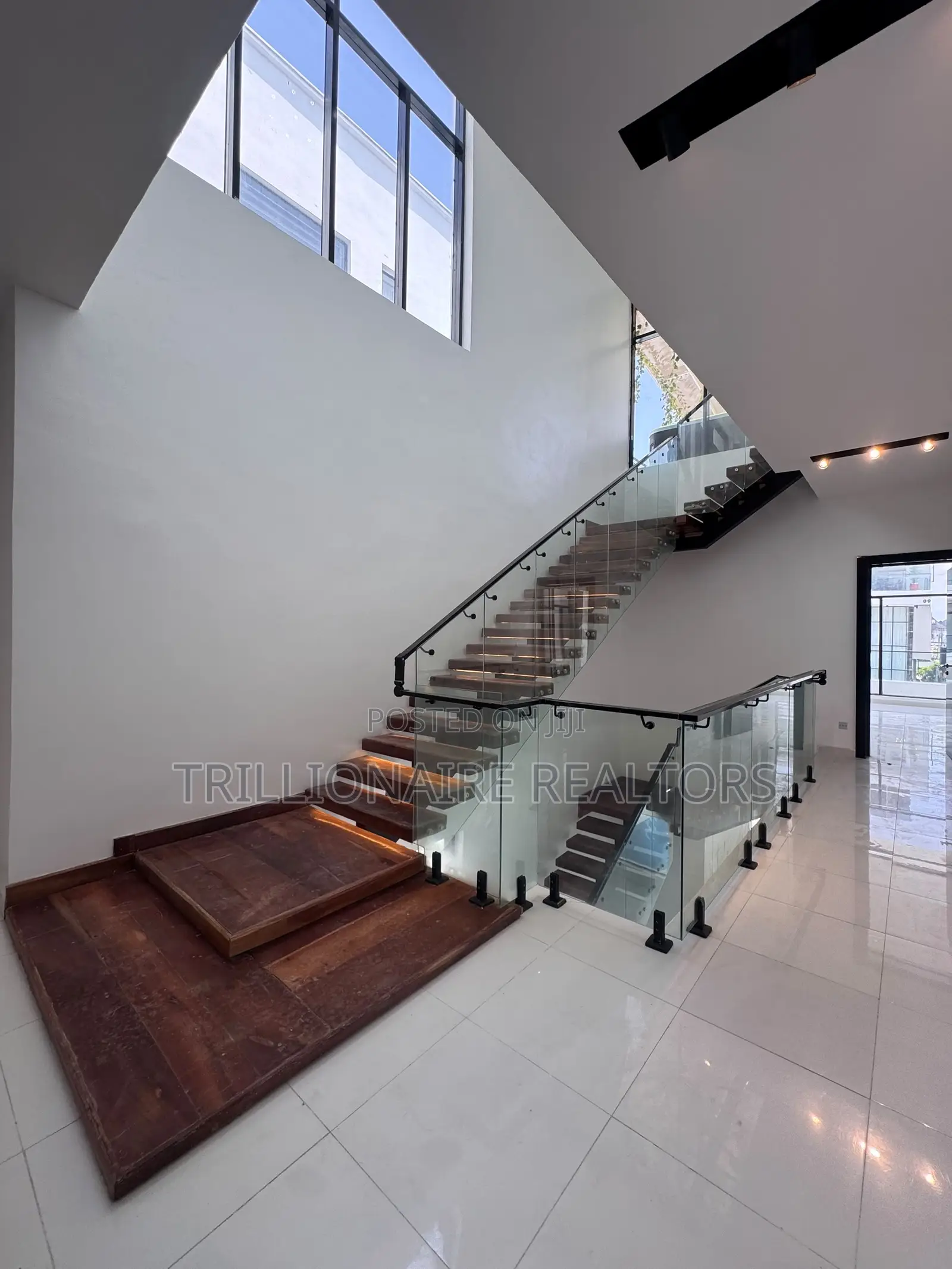 5bdrm Duplex in Chevron Lekki for sale in Chevron