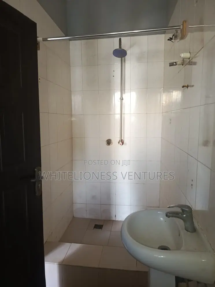Mini Flat in Chevron for rent in Chevron