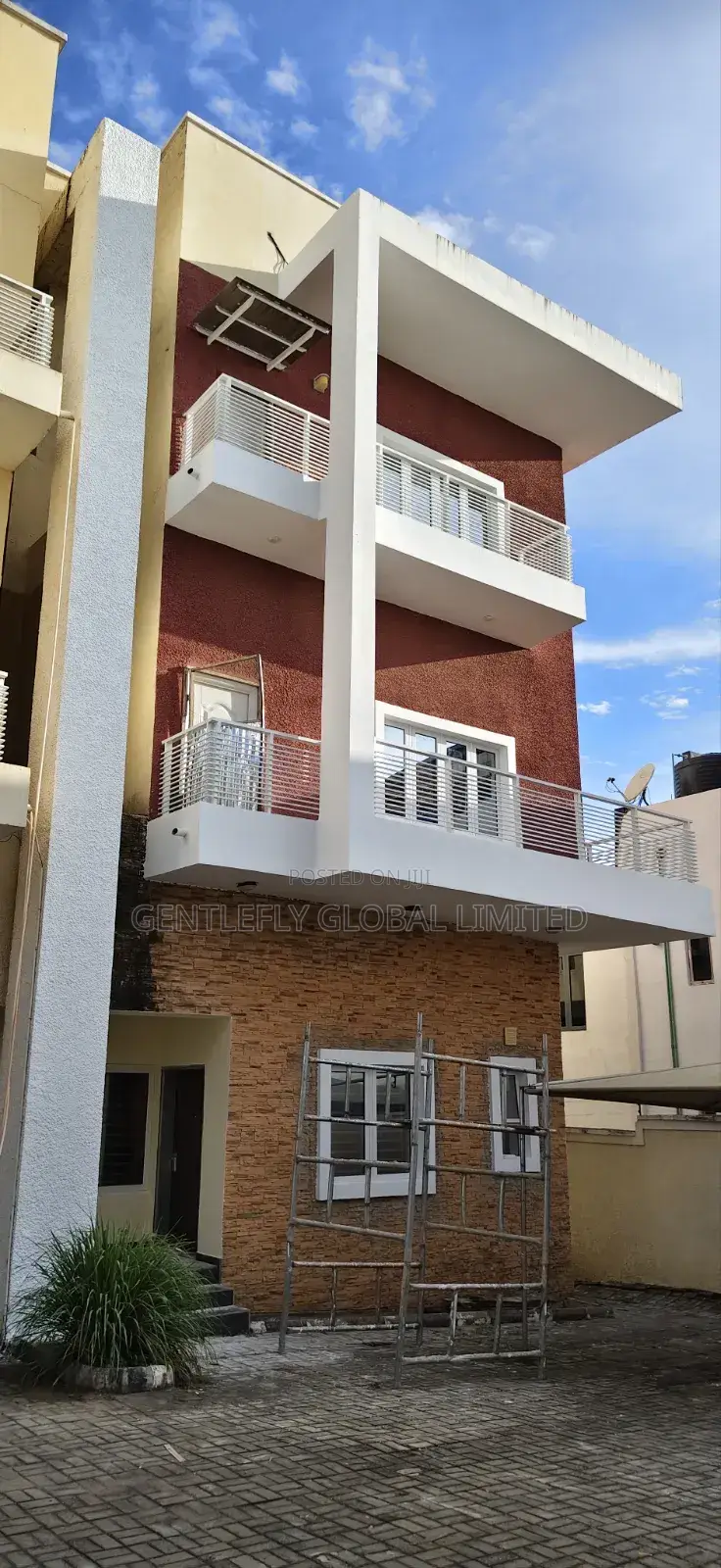 5bdrm Townhouse / Terrace in D S Dan Iya Close, Guzape District in Guzape District