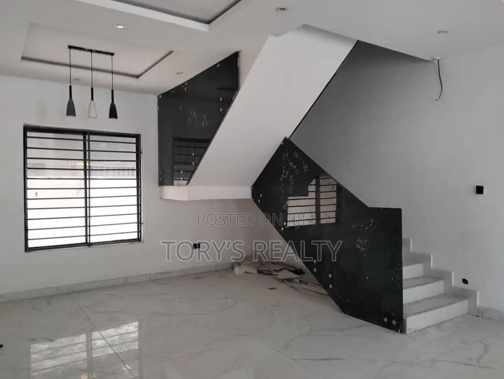 5bdrm Duplex in Lekki Phase 1 for rent in Lekki Phase 1