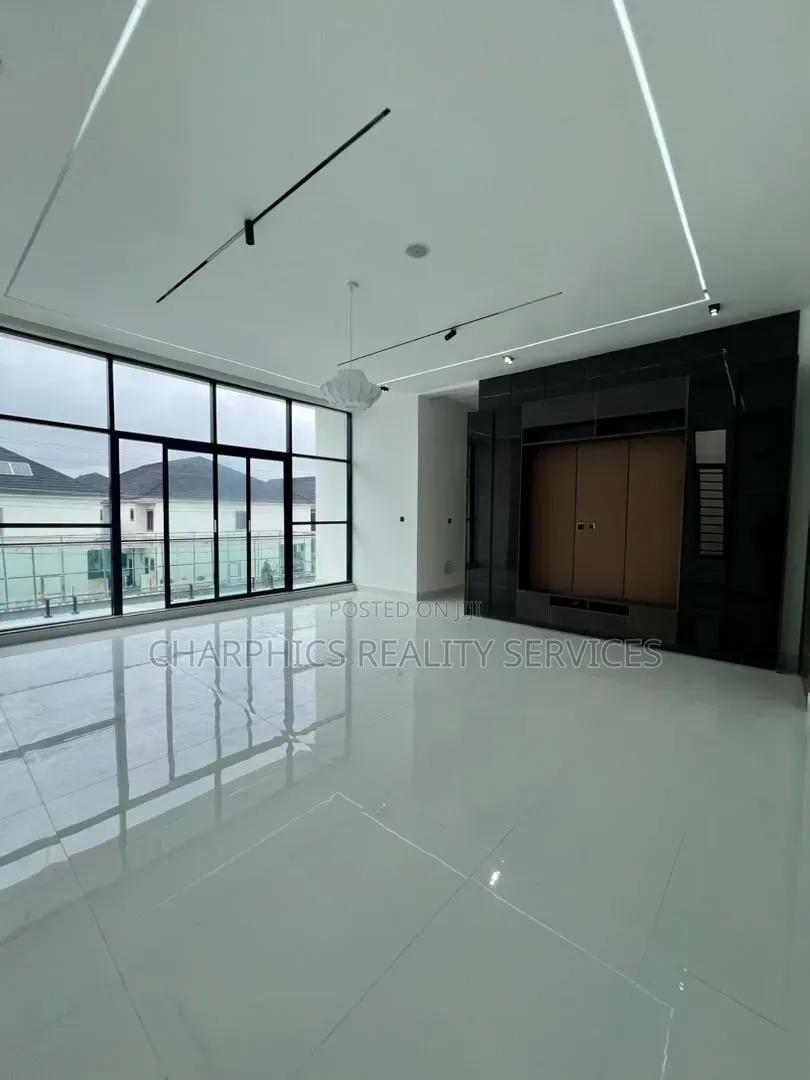 5bdrm Duplex in Lekki Phase 2 for sale in Lekki Phase 2