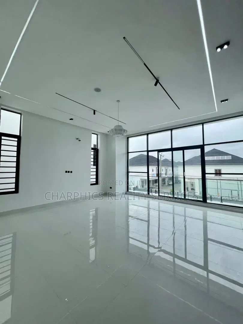 5bdrm Duplex in Lekki Phase 2 for sale in Lekki Phase 2