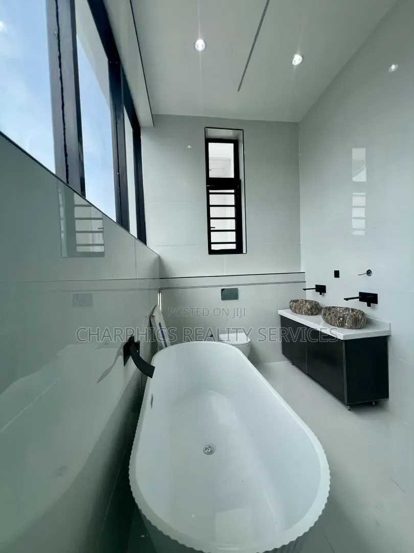 5bdrm Duplex in Lekki Phase 2 for sale in Lekki Phase 2