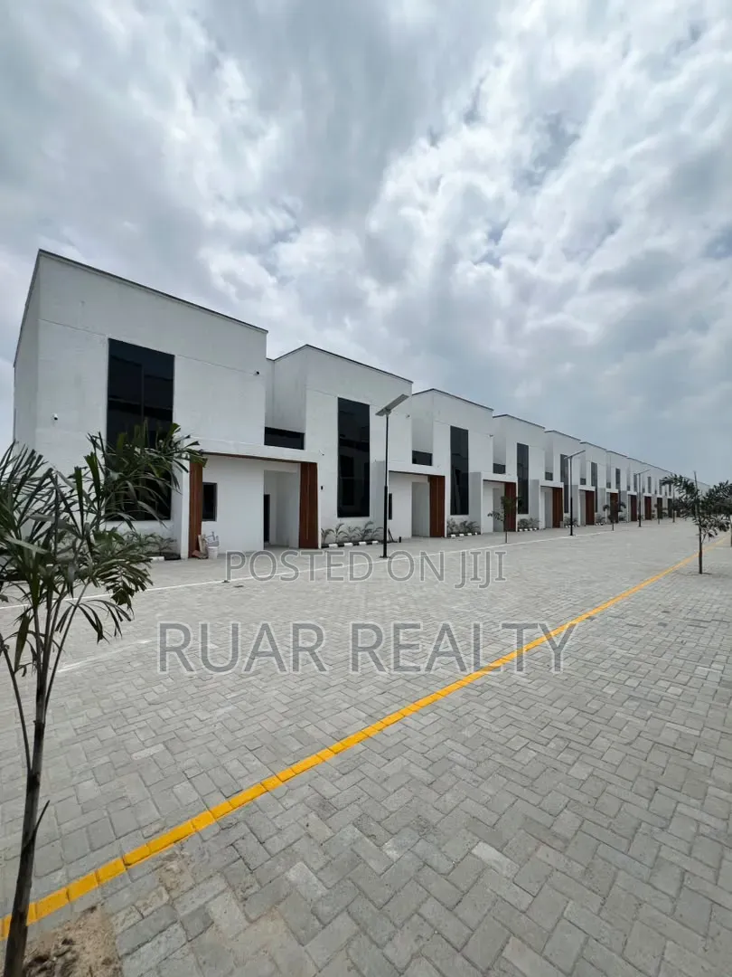 3bdrm Duplex in Ogombo for sale in Ogombo