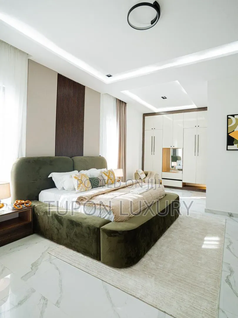 5 BEDROOM SELF COMPOUND With Cinema, Pool, Gym, Ps5,Bathtub Snooker in Lekki Phase 1