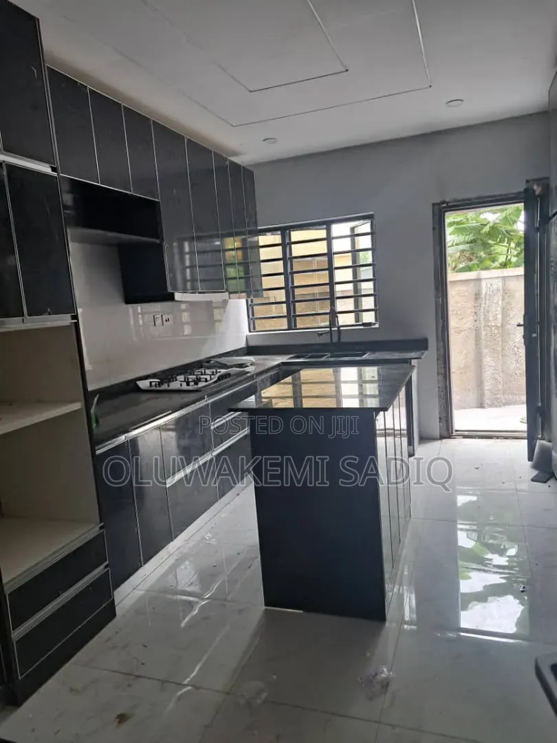 5bdrm Duplex in Adeniyi Jones for sale in Adeniyi Jones